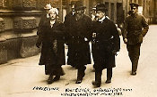 Ministerpräsident Kurt Eisner mit Frau und Minister Unterleitner 1919 175px